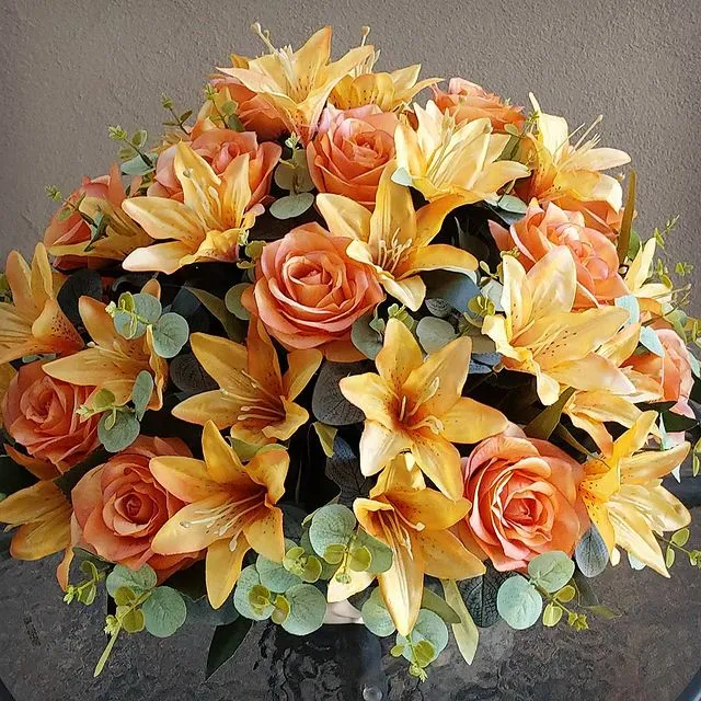 Arranjo permanente de lírios e rosas em tons de laranja e dourado