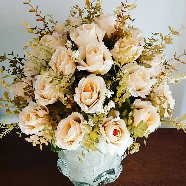 Arranjo permanente de rosas champagne em vaso de vidro