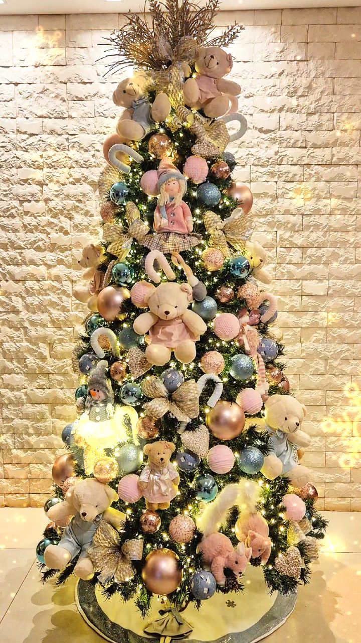 Árvore de Natal decorada com curadoria, em tons de verde e dourado