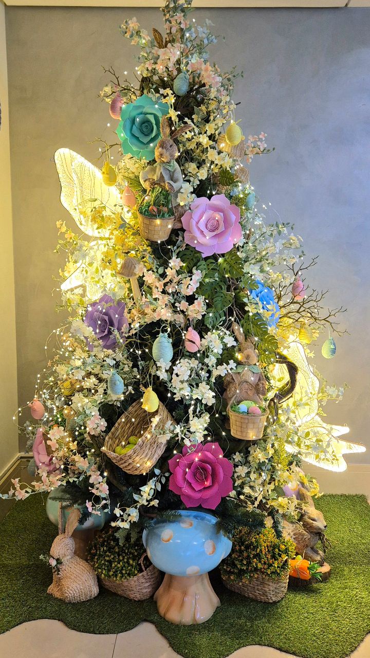 Árvore de Páscoa montada com coelhos, cogumelos e flores em tons pastel