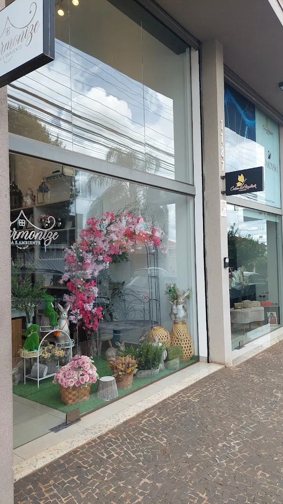 Fachada e vitrine da loja Rô Casa com Afeto