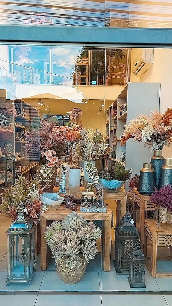Vitrine da loja com arranjos secos e vasos