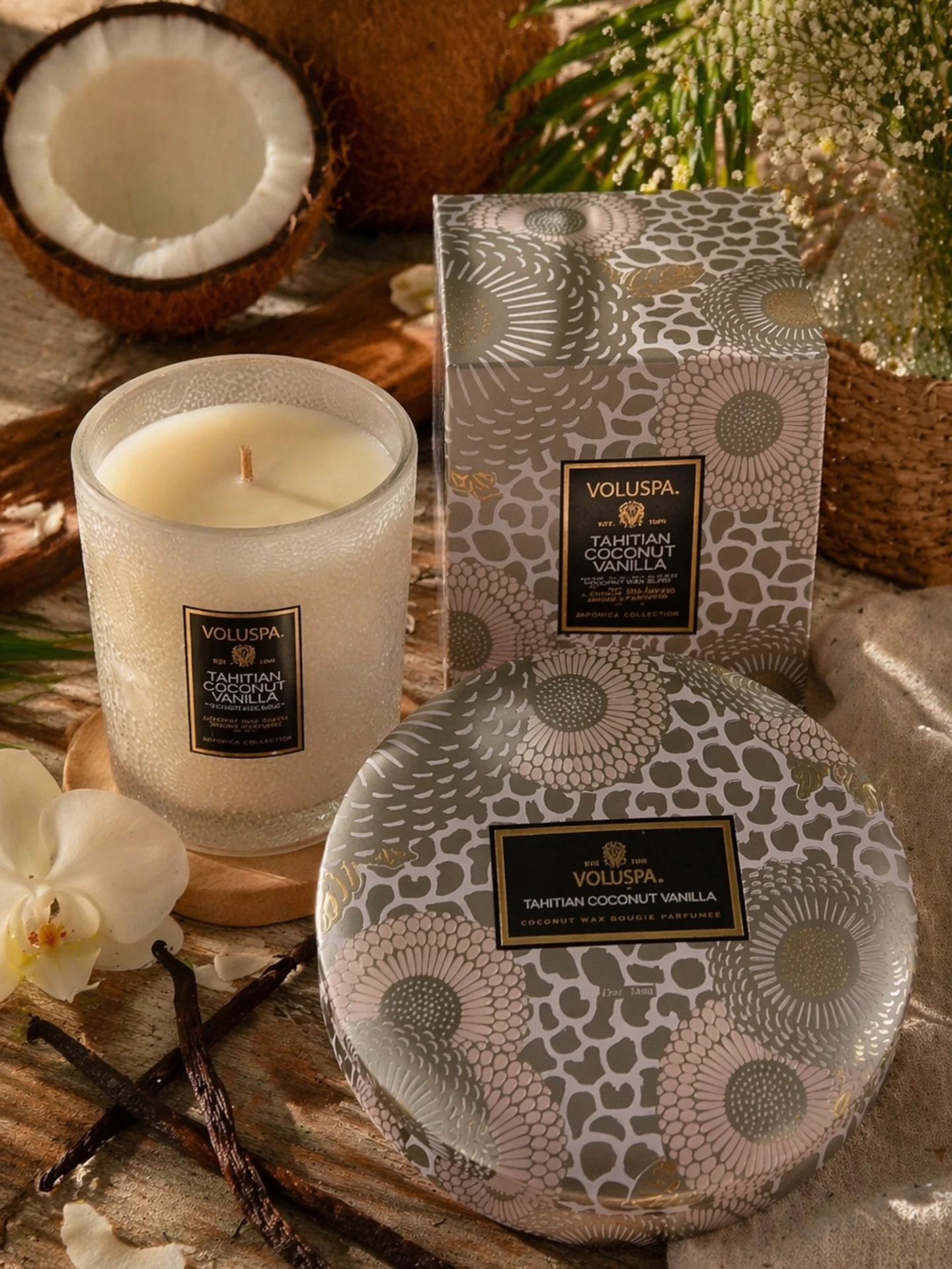 Vela perfumada Voluspa Tahitian Coconut Vanilla com a caixa